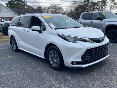 2025 Toyota Sienna XLE 8 Passenger
