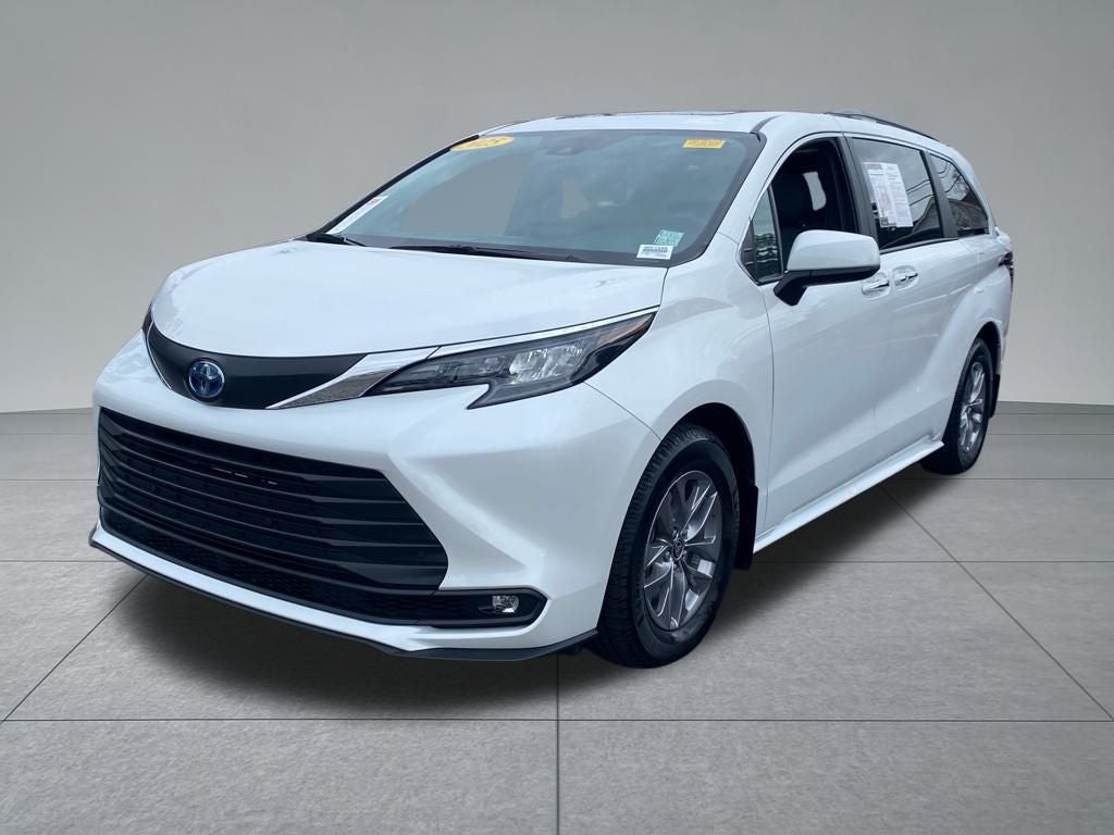 2025 Toyota Sienna XLE 8 Passenger